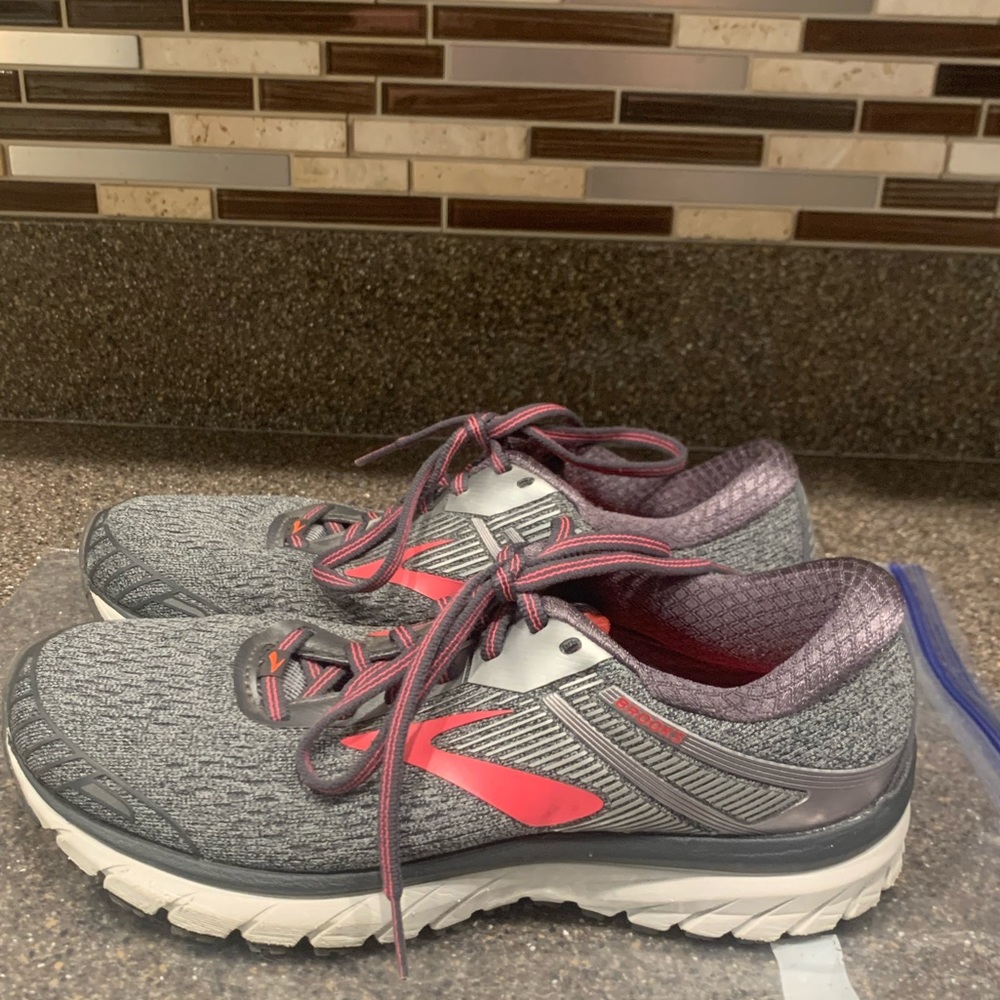 Brooks Adrenaline GTS 18 running shoes size 9 - pink gray white